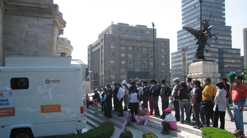 Mexicans queue at mobile health clinic