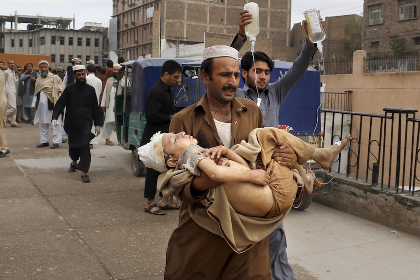 More than 200 killed as powerful earthquake strikes north-east Afghanistan,  rocks Pakistan - ABC News