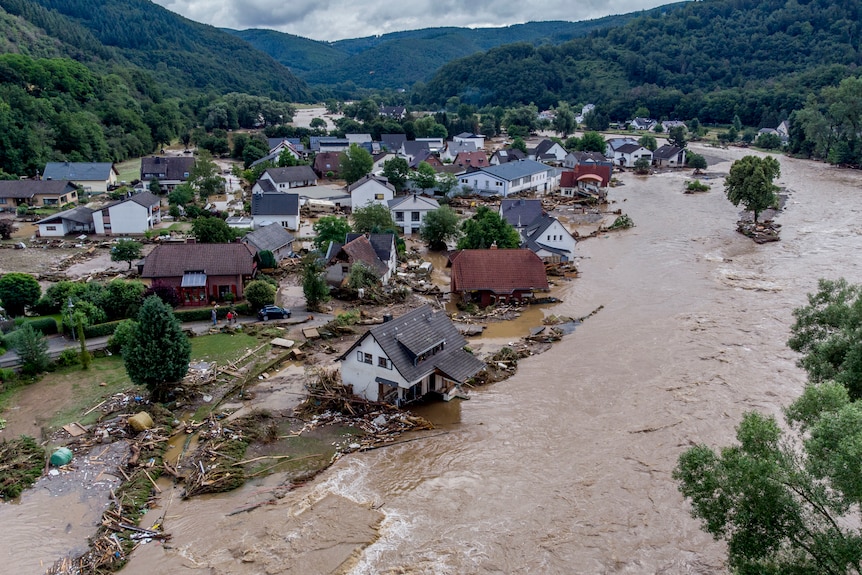 Case distrutte nelle acque alluvionali viste nel fiume Ahr a Insole, nella Germania occidentale.