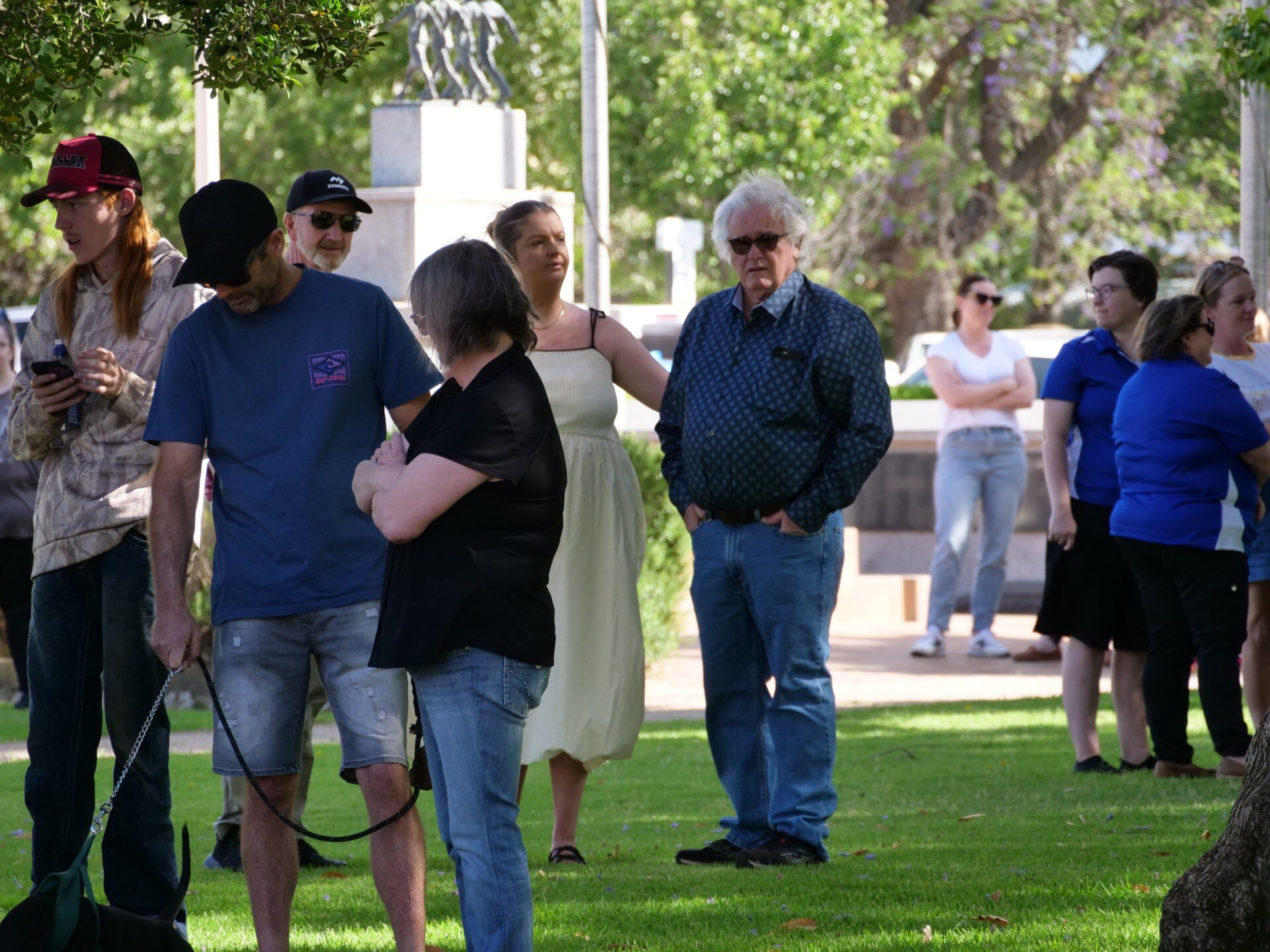 Uma multidão de pessoas em um parque.