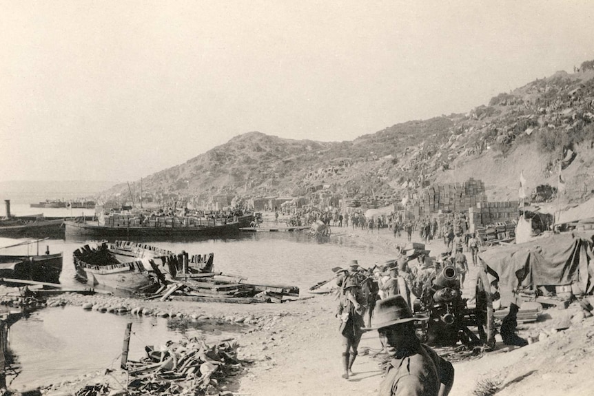 A black-and-white image of soldiers at Anzac Cove in Gallipoli