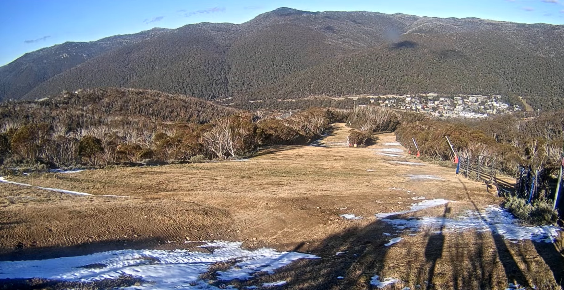 La nieve cubre colinas y montañas después de derretirse 
