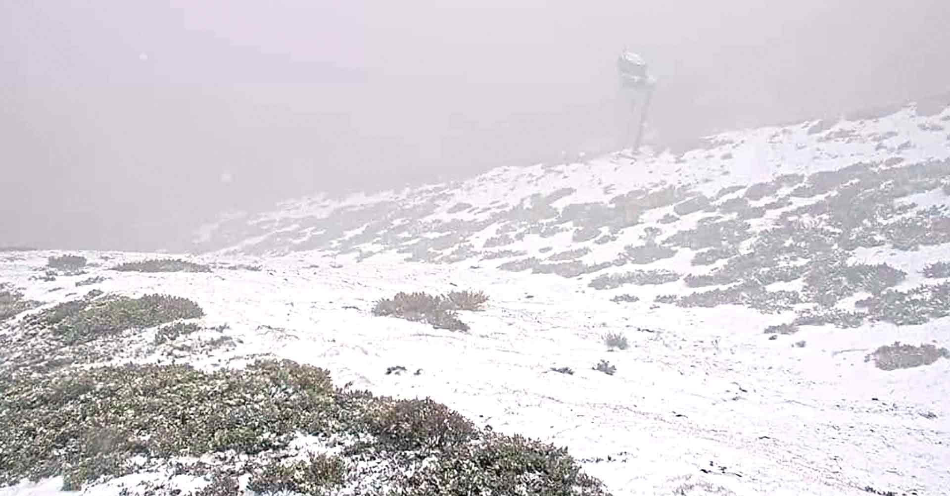 Ligera capa de nieve en la pendiente.