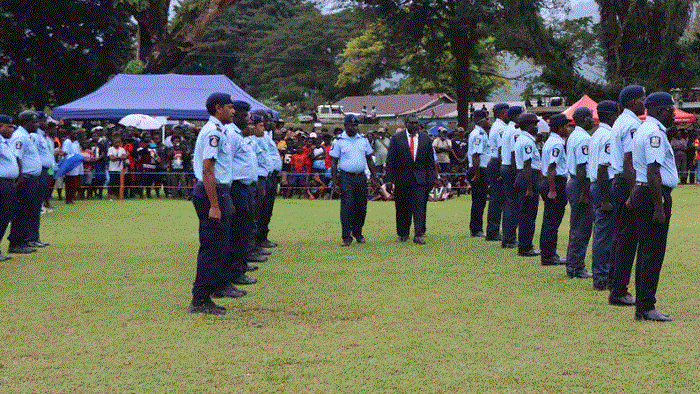 President Ishmael Toroama i inspektim BPS Guard of Honour (ABG FB)