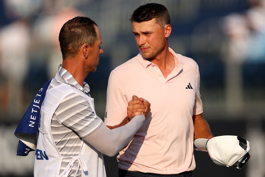  Ludvig Åberg shakes hands with his caddied after the US Open second round.