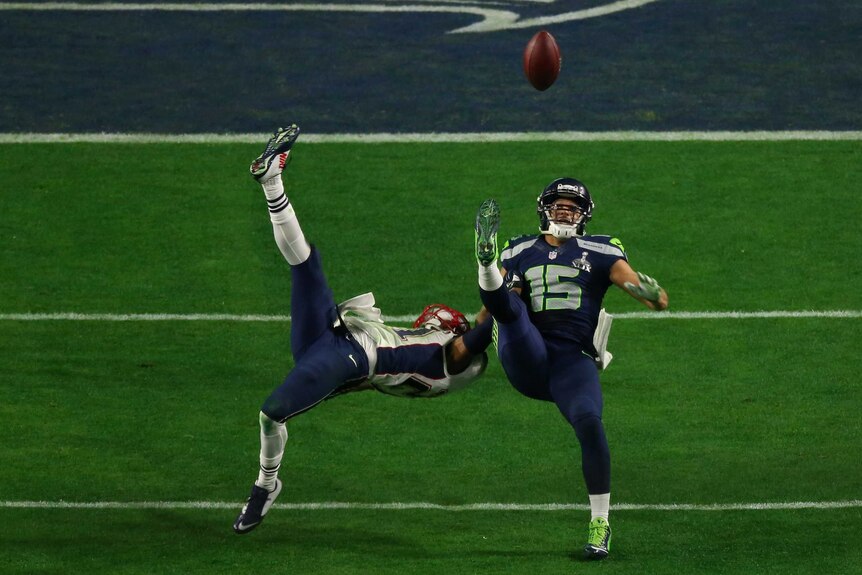 Jermaine Kearse makes a spectacular catch in Super Bowl XLIX