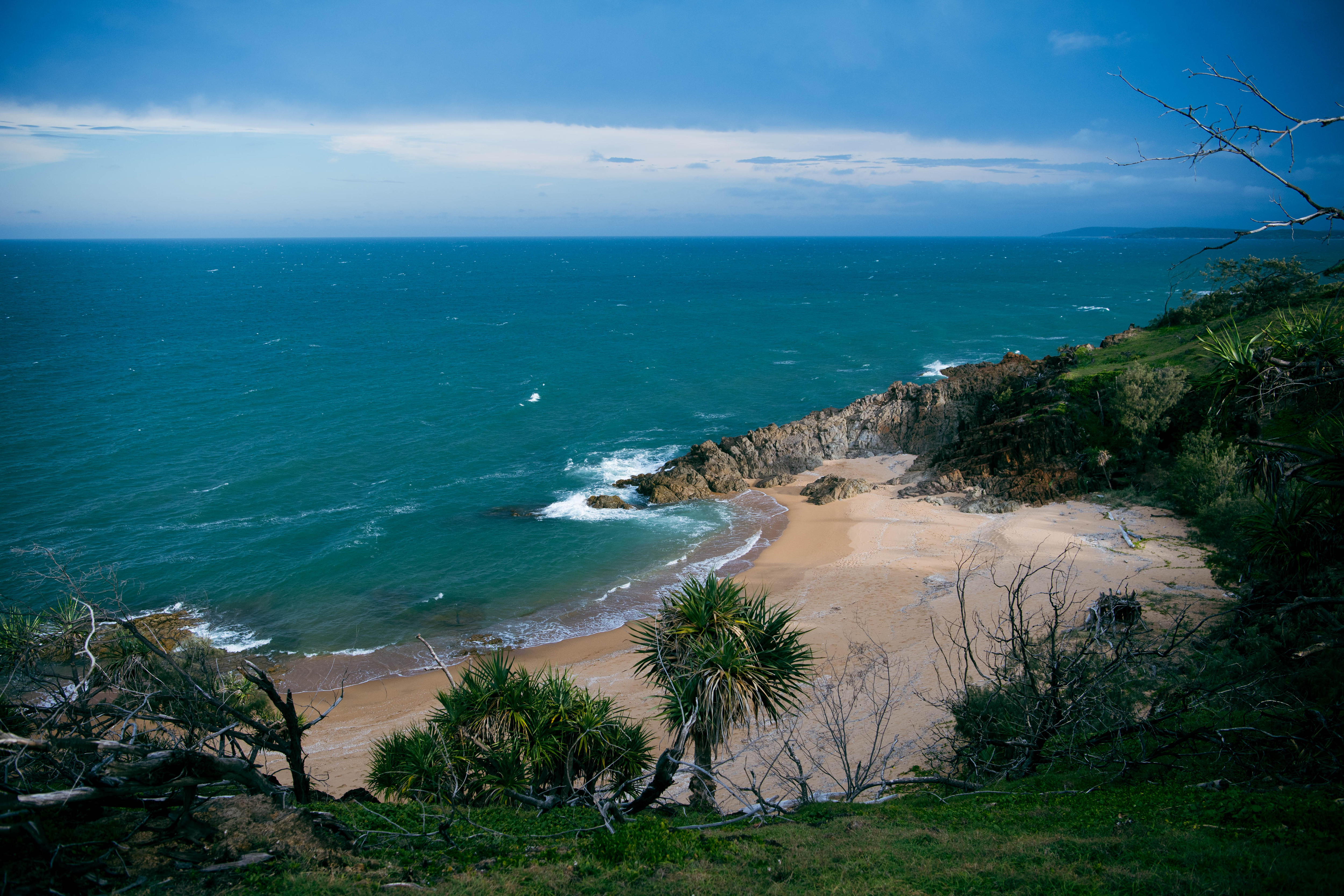     Una playa con el mar de fondo