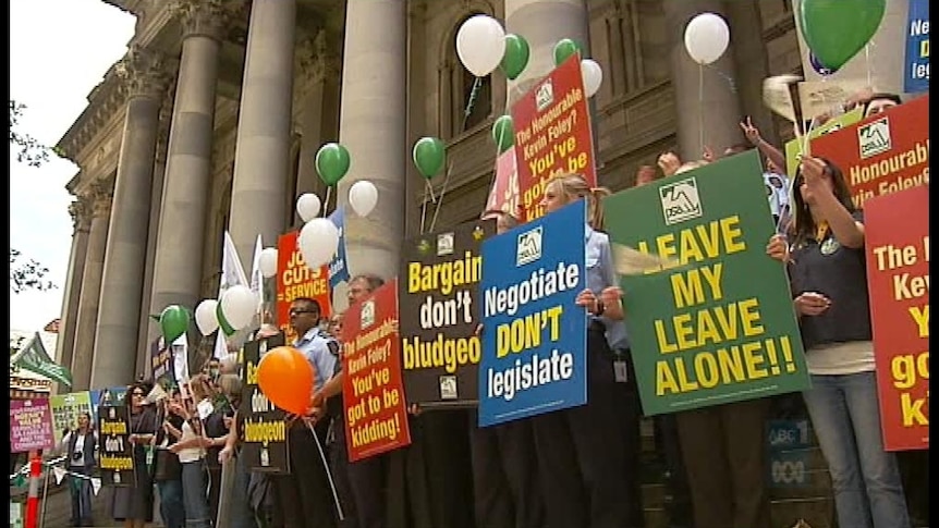 Public servants rally against cuts