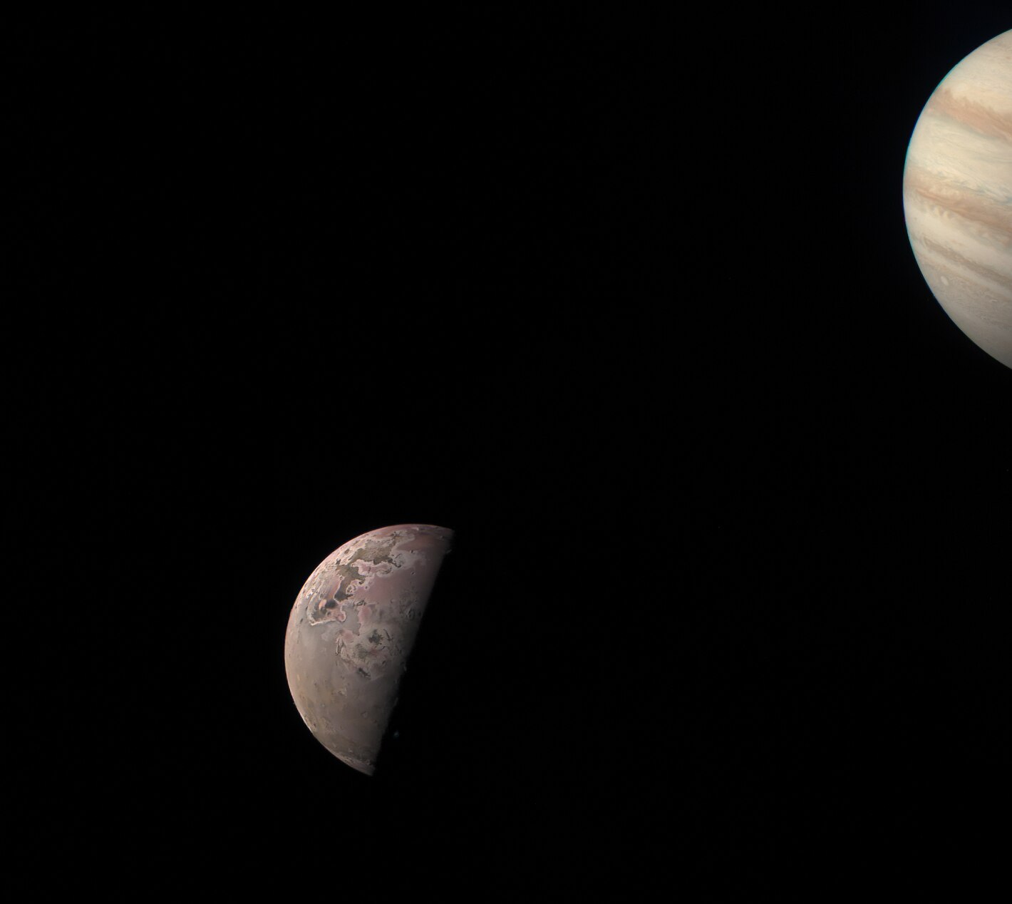 NASA'nın Juno sondası tarafından çekilen görüntülerde sol altta Io ve sağ üstte Jüpiter görülüyor.