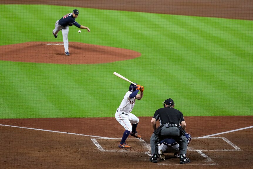 Un lanceur de la MLB lance le ballon vers un frappeur en attente lors d'un match des World Series à Houston.