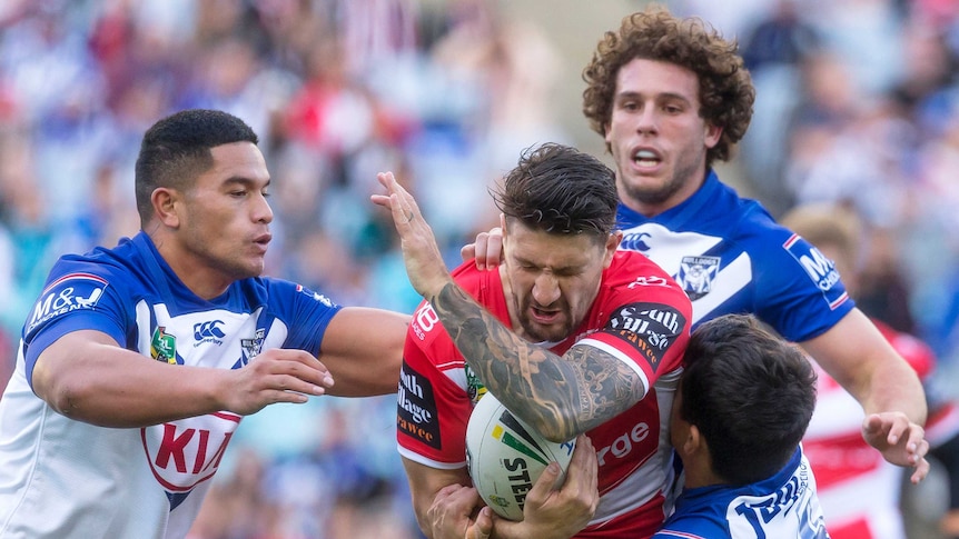Gareth Widdop is tackled by the Bulldogs.