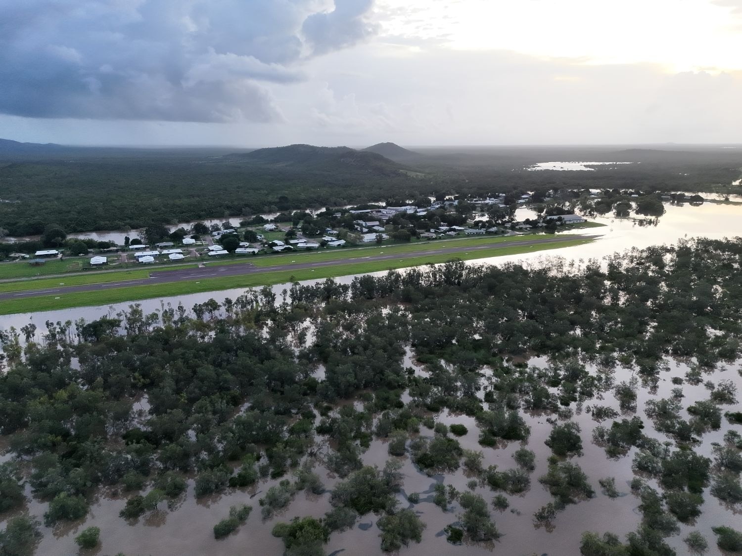 Las inundaciones invaden un paisaje verde y exuberante cerca de un pueblo remoto.