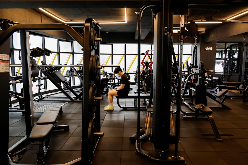 Un membro della palestra si allena in un fitness club durante la pandemia di coronavirus (COVID-19) a Seoul, in Corea del Sud. 