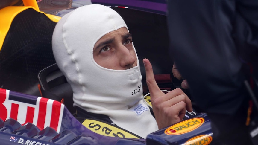 Daniel Ricciardo talks to his pit crew