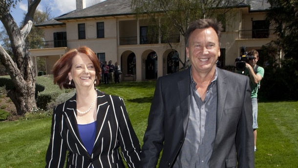 Julia Gillard and Tim Mathieson stroll the gardens at The Lodge (AAP: Andrew Taylor)