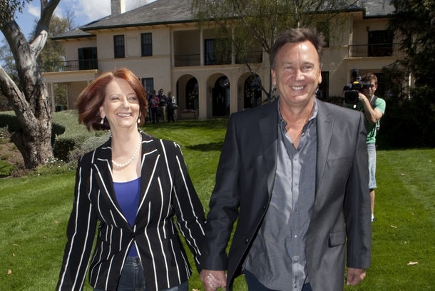 Julia Gillard and Tim Mathieson stroll the gardens at The Lodge (AAP: Andrew Taylor)