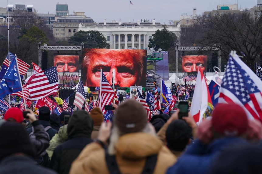 Les partisans de Trump participent à un rassemblement devant la Maison Blanche