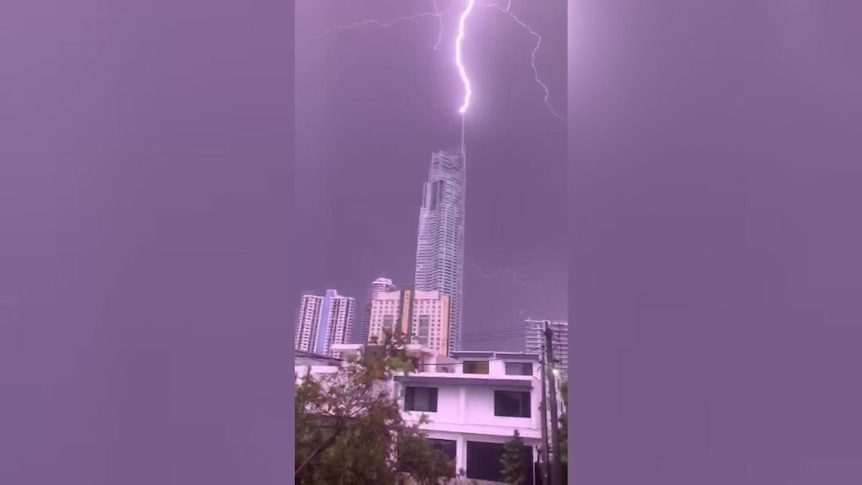 Lighting strikes the Q1 building on Queensland's Gold Coast - ABC News