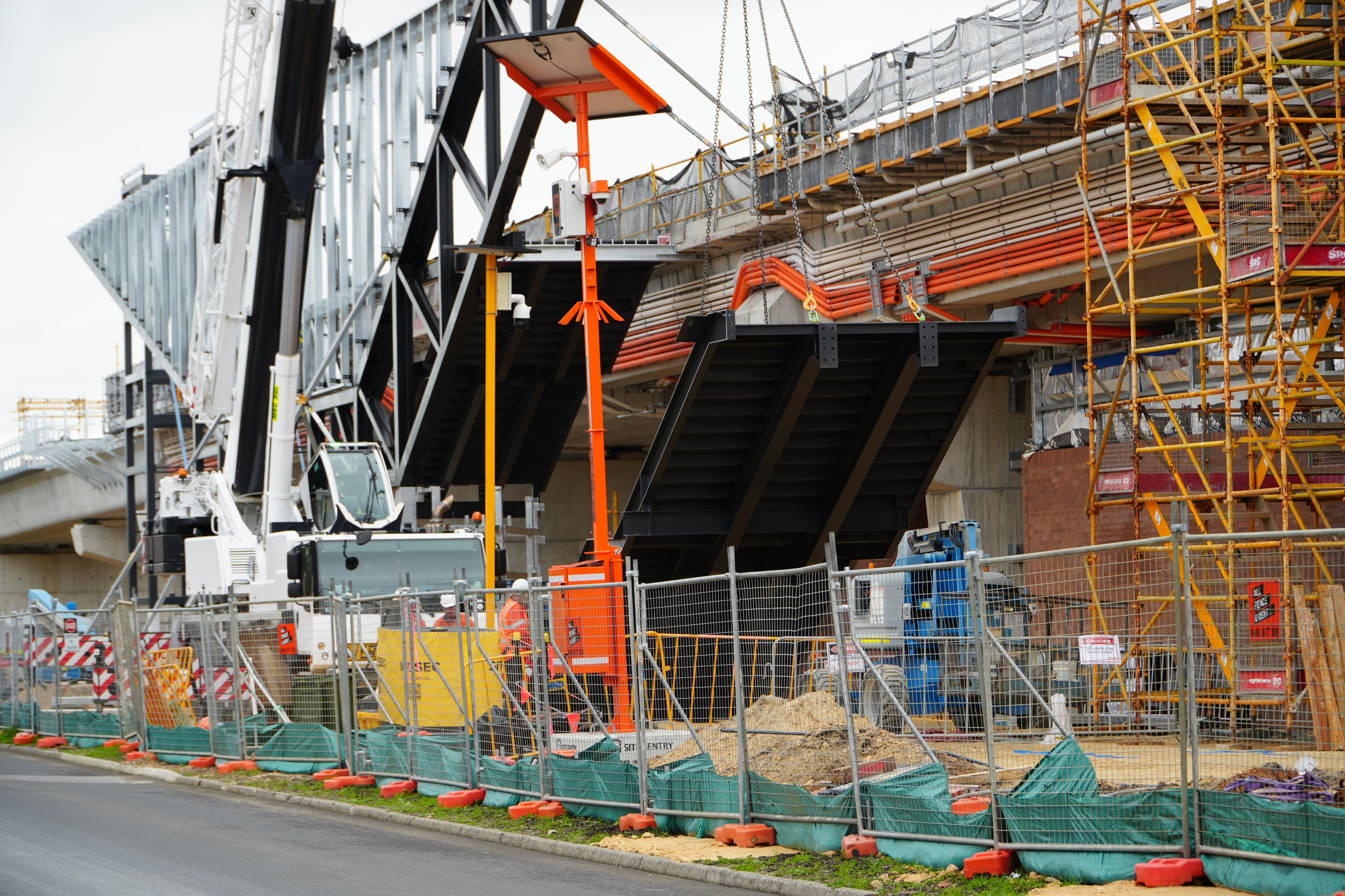 Машины и оборудование на строительной площадке линии Армадейл Торнли.