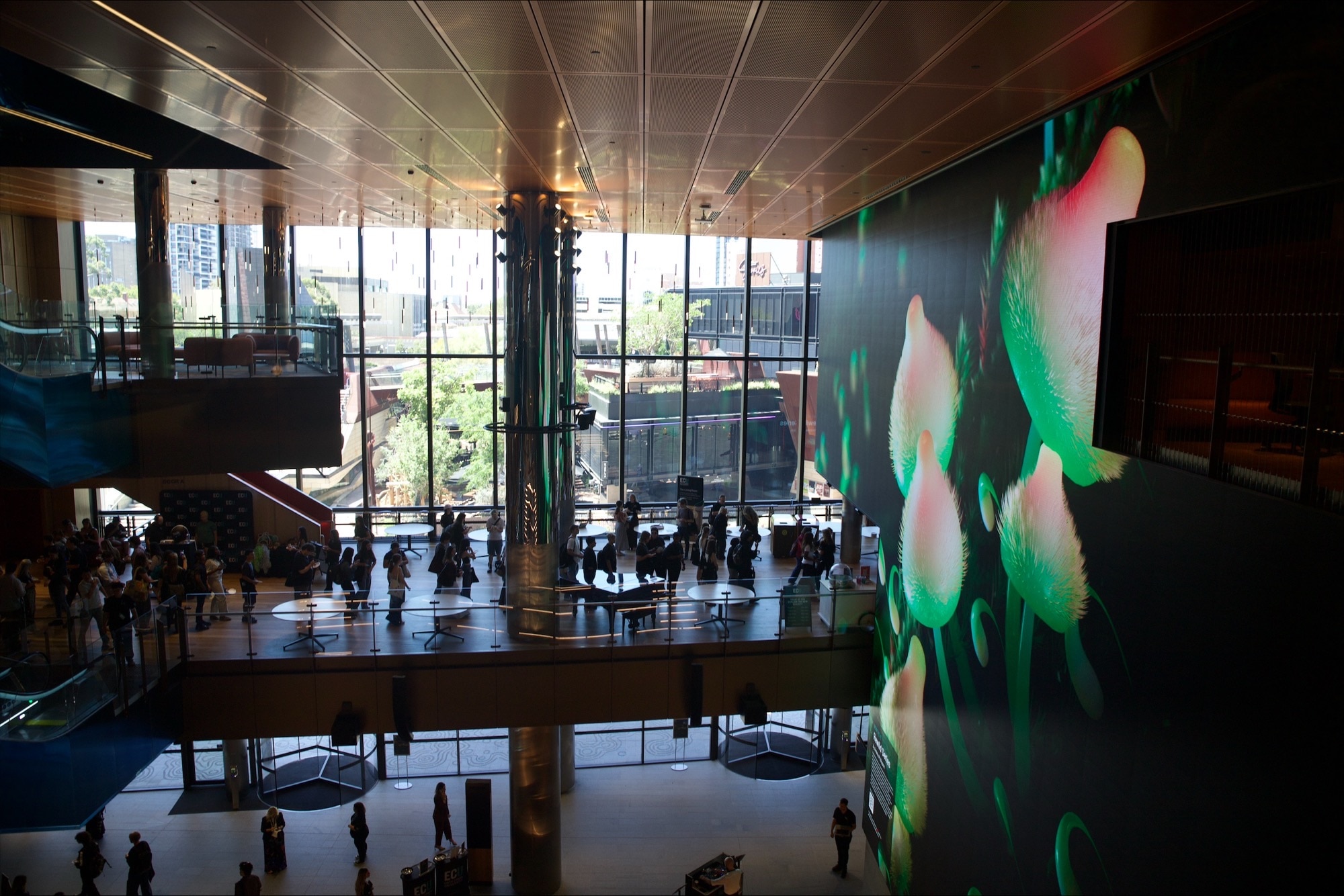 o lobby do prédio da ECU 