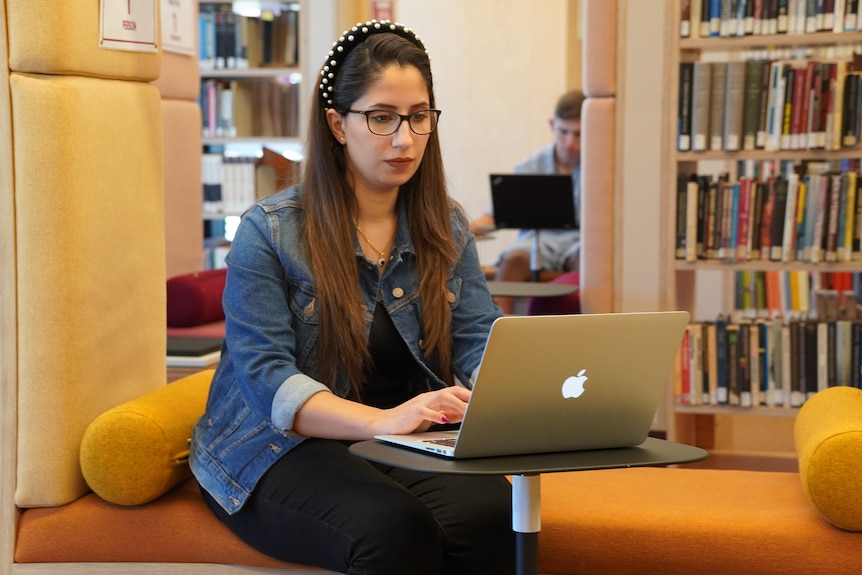 A photo of Zinah on her computer.