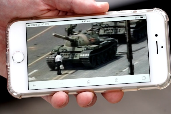 ABC驻华记者Bill Birtles向北京的年轻人展示了“坦克人”的照片。