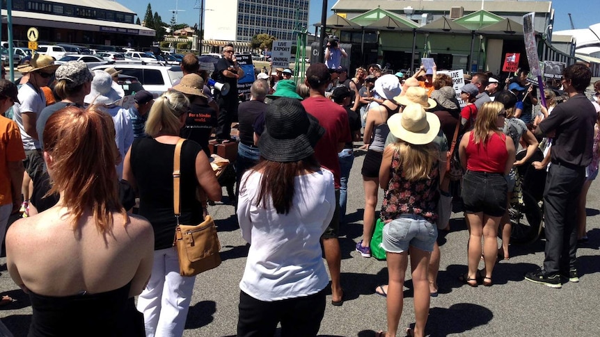 About 100 people have attended a rally in Fremantle against live export.est against live export.