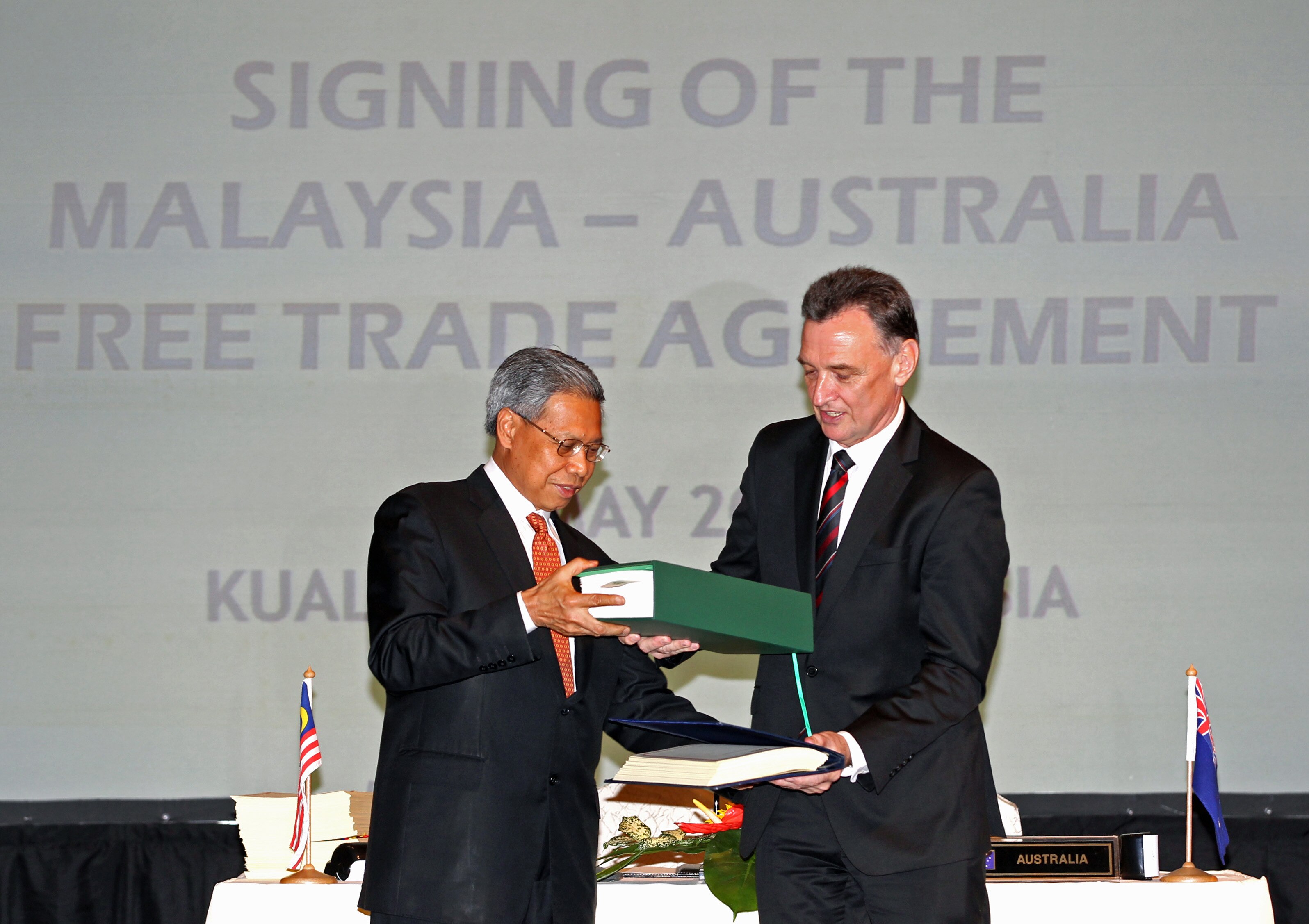 Australia signs free-trade deal with Malaysia - ABC News