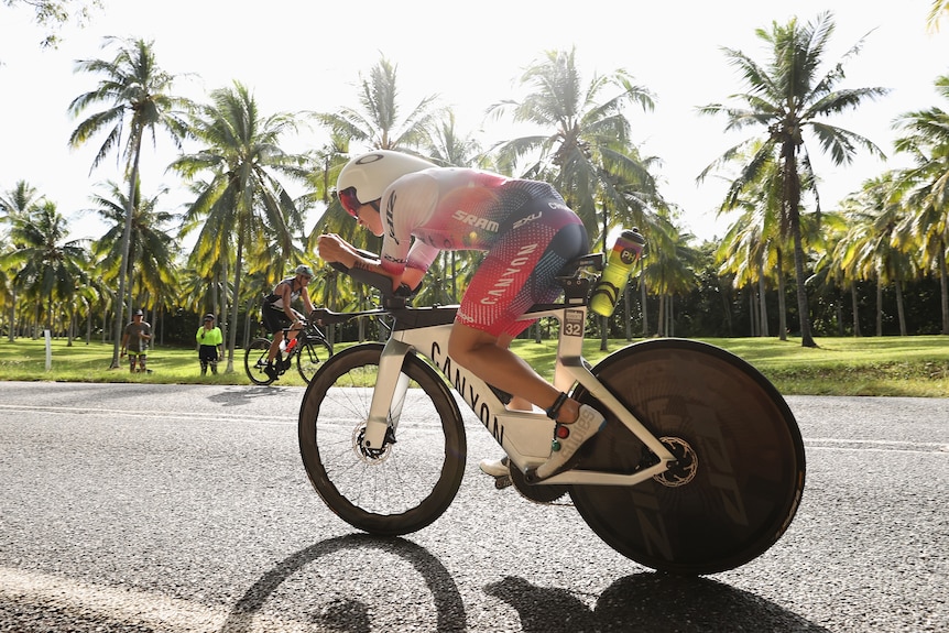 Sarah Crowley monta la etapa de bicicleta de la competencia Ironman Cairns