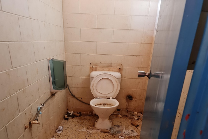 a dirty toilet 