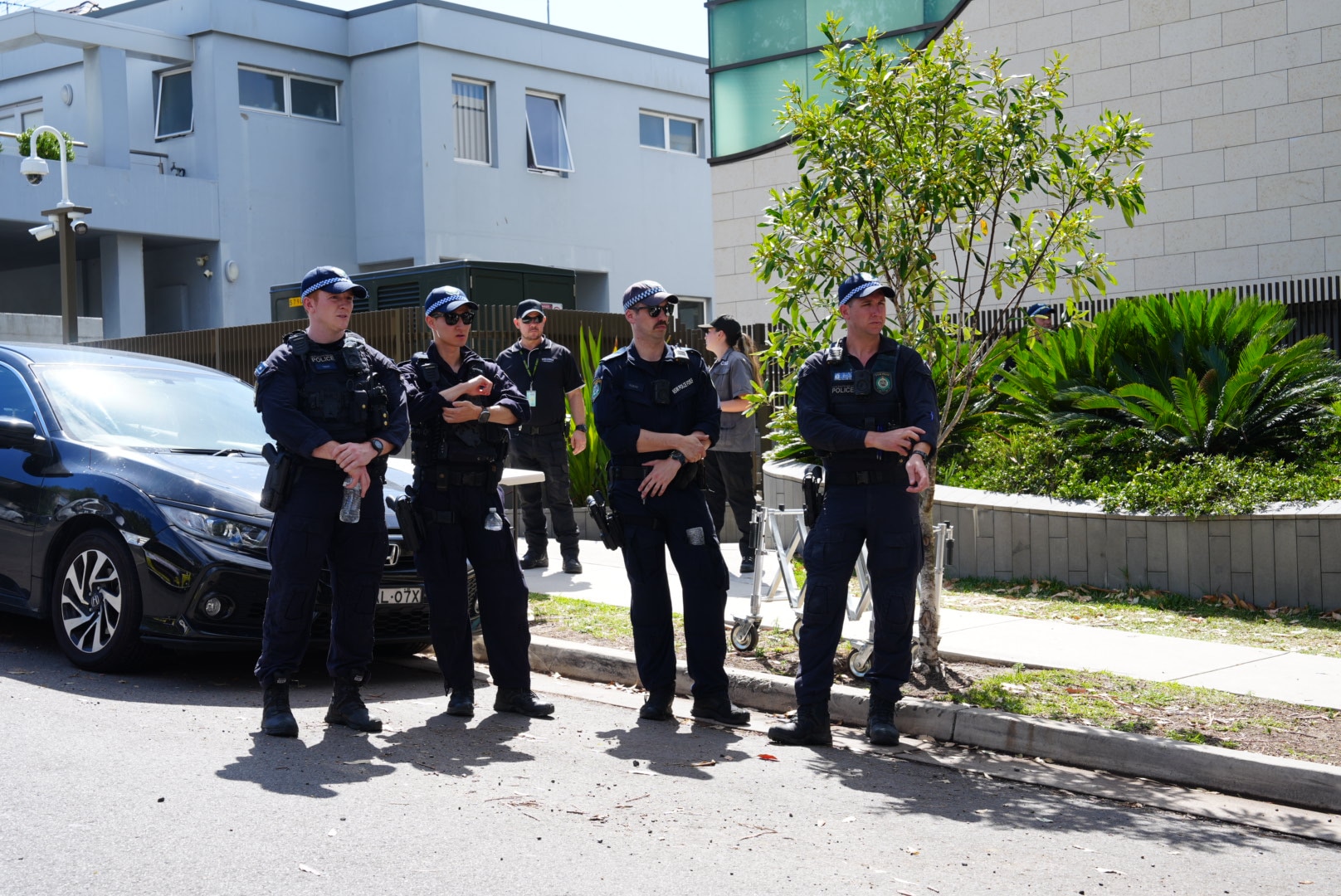 Al menos cinco policías uniformados se encuentran frente a una sinagoga de Bondi.