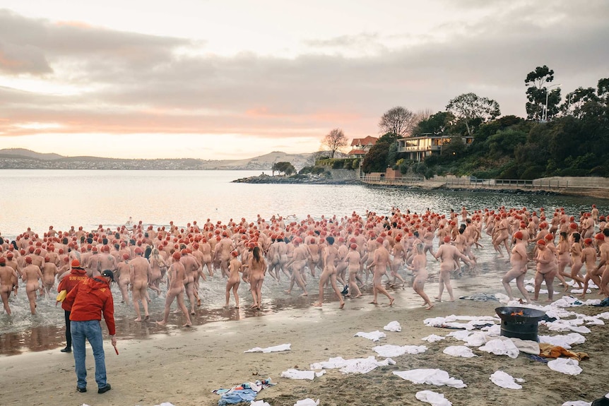 Berenang telanjang di festival seni Dark Mofo di Hobart.