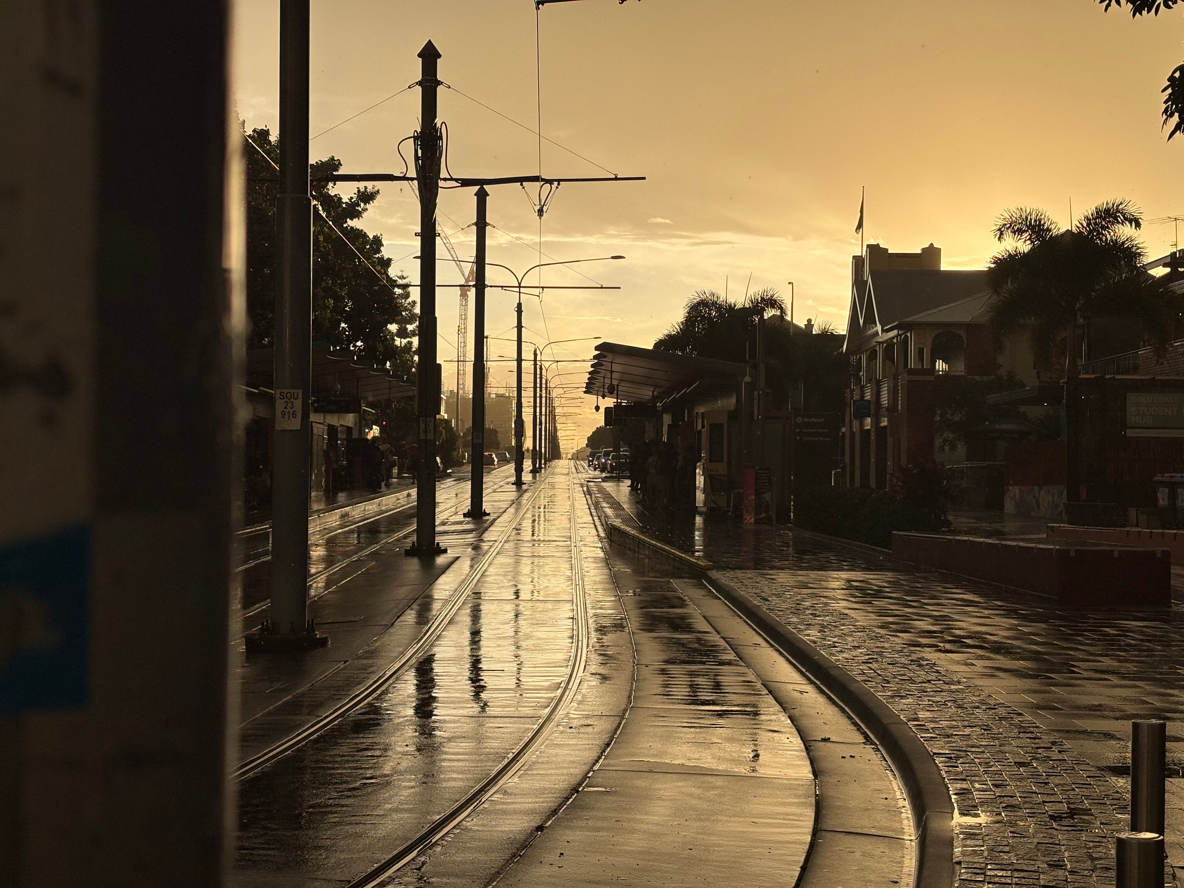 Vías del tren ligero de Southport al atardecer, tranvía genérico 2