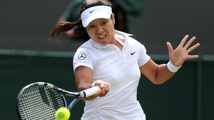 China's Li Na returns to Czech Barbora Zahlavova Strycova at Wimbledon on June 27, 2014.