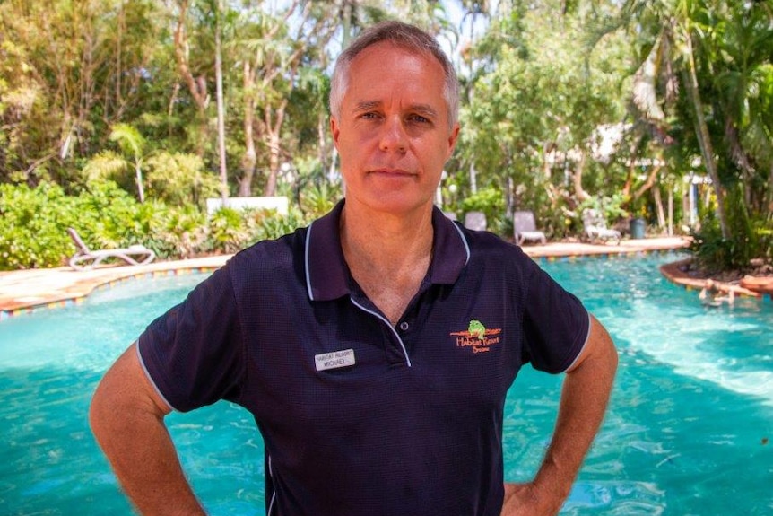 Michael Leake debout devant la piscine