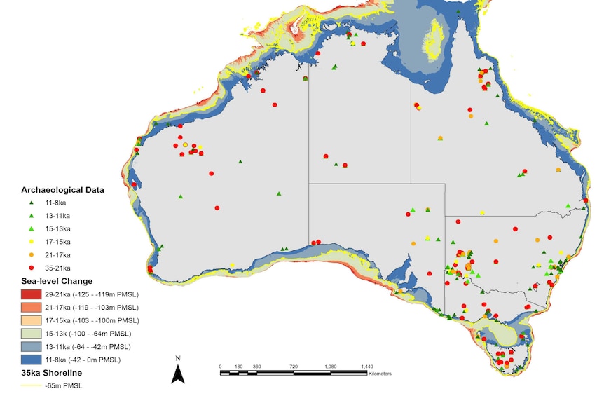 澳大利亚地图显示了在3.5万年至8000年前某一选定时期海平面的变化和考古遗址。