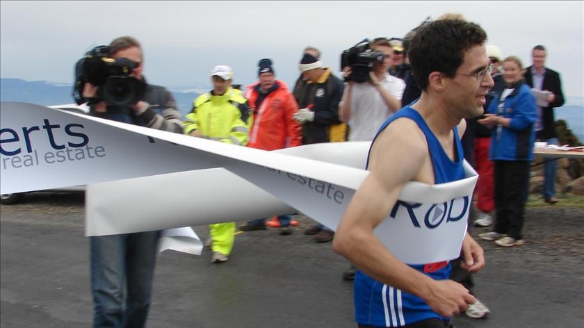 Damon Court crossing the finish line in the 2009 Point to Pinnacle Race