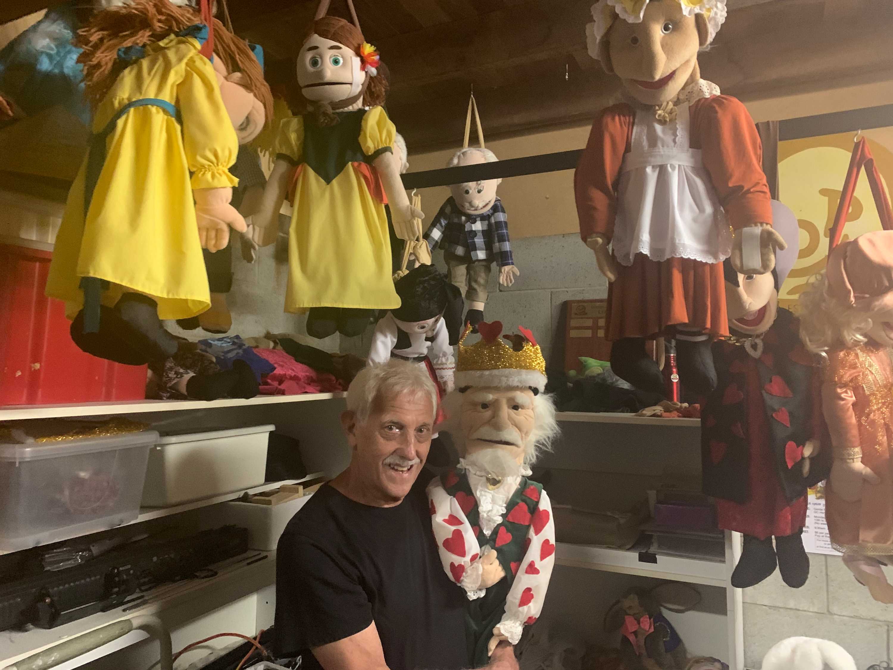Gold Coast puppet show gains new fans as families pull strings to