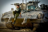 以色列士兵坐在坦克上