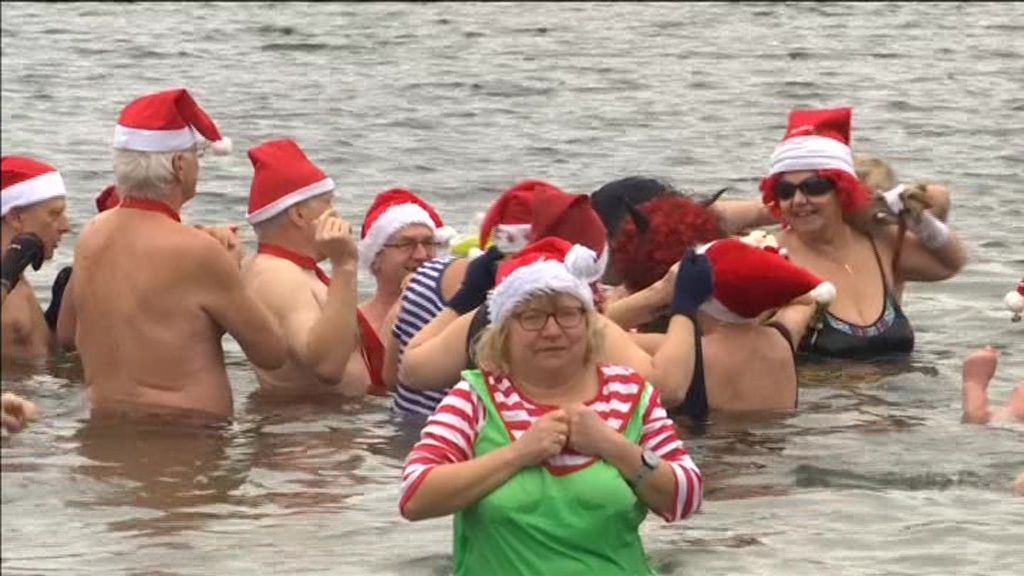 Winter swimmers take icy Christmas Day dip in Berlin's ...