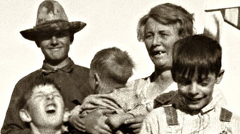 American Midwest b&w family photo of 1927