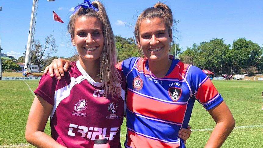 girls in emergency services rugby union jerseys.as irmãs gêmeas Shannon e Lea desfrutam da rivalidade entre os QPS e os QFES no campo de futebol.(Contributed: Lea Piccinelli)