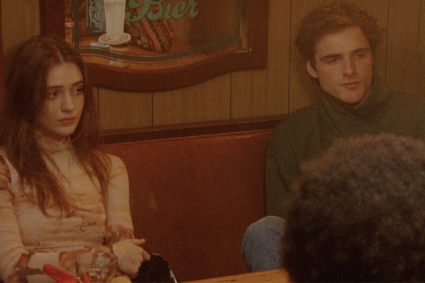 The Sweet East film still, of Ryder and Elordi's characters stone-faced in a diner booth, opposite Harris and Edebiri.
