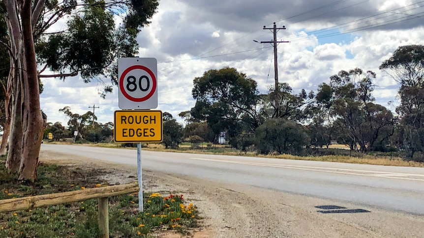 An 80 sign with a "Rough Edges" sign next to the Robinvale to Sea Lake road at the edge of Manangatang.