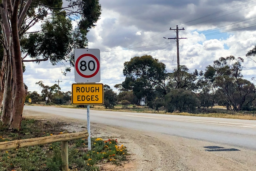An 80 sign with a "Rough Edges" sign next to the Robinvale to Sea Lake road at the edge of Manangatang.