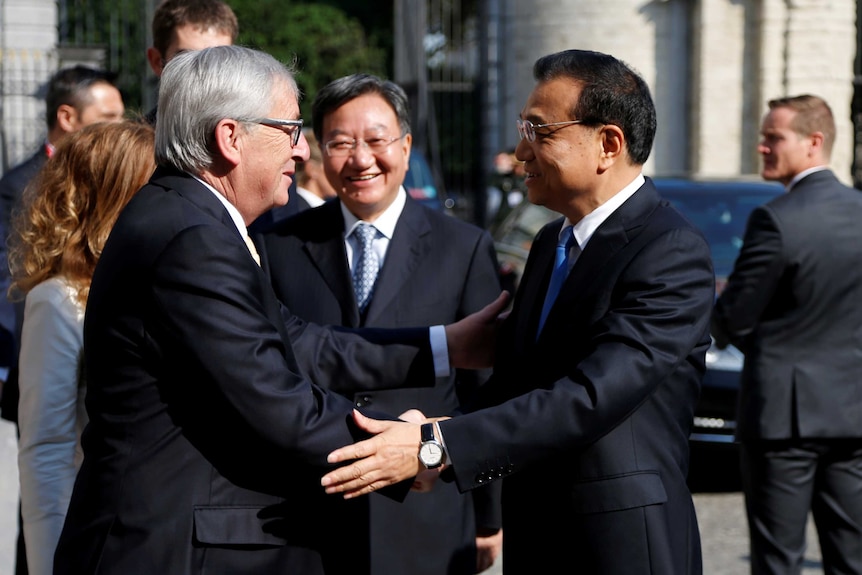 European Commission President Jean-Claude Juncker welcomes Chinese Premier Li Keqiang.