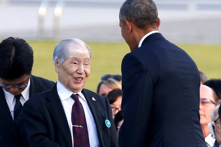 Atomic bomb survivor Sunao Tsuboi met former president Barack Obama, alongside Shinzo Abe in 2016.