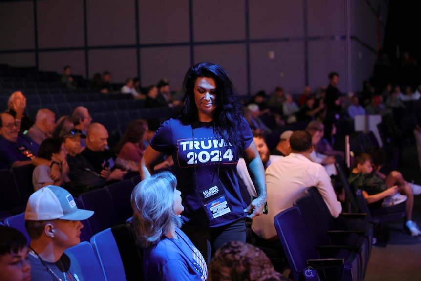 Une femme porte un t-shirt Trump 2024