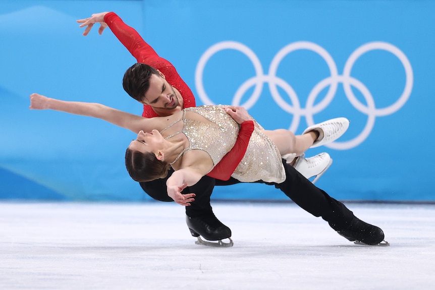 Gabriella Papadakis y Guillaume Cizeron del equipo de Francia patinan durante el Free Dance en los Juegos Olímpicos de Beijing