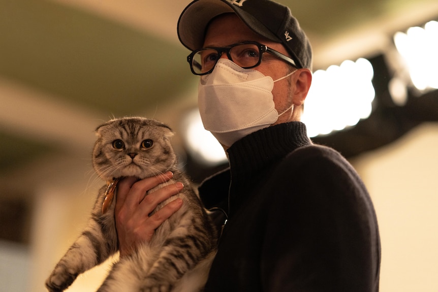Director Matthew Vaughn with Chip the cat (playing Alfie) on the set of Argylle.